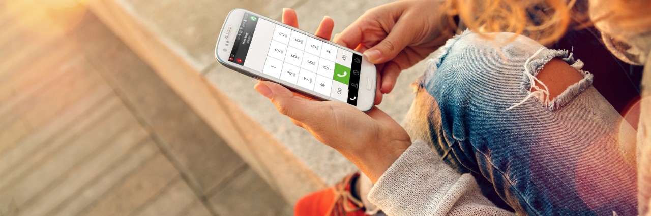 web_telefoni_jentemedsmartphone
