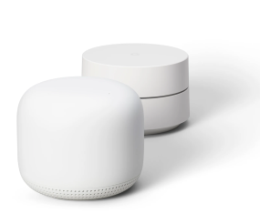 Produktbilde av et Google Wifi Nest-punkt med avrundede hjørner sammen med en Google wifi-ruter sm har flat topp.