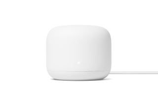 En hvit Google Nest Wifi-ruter med runde hjørner og ledning