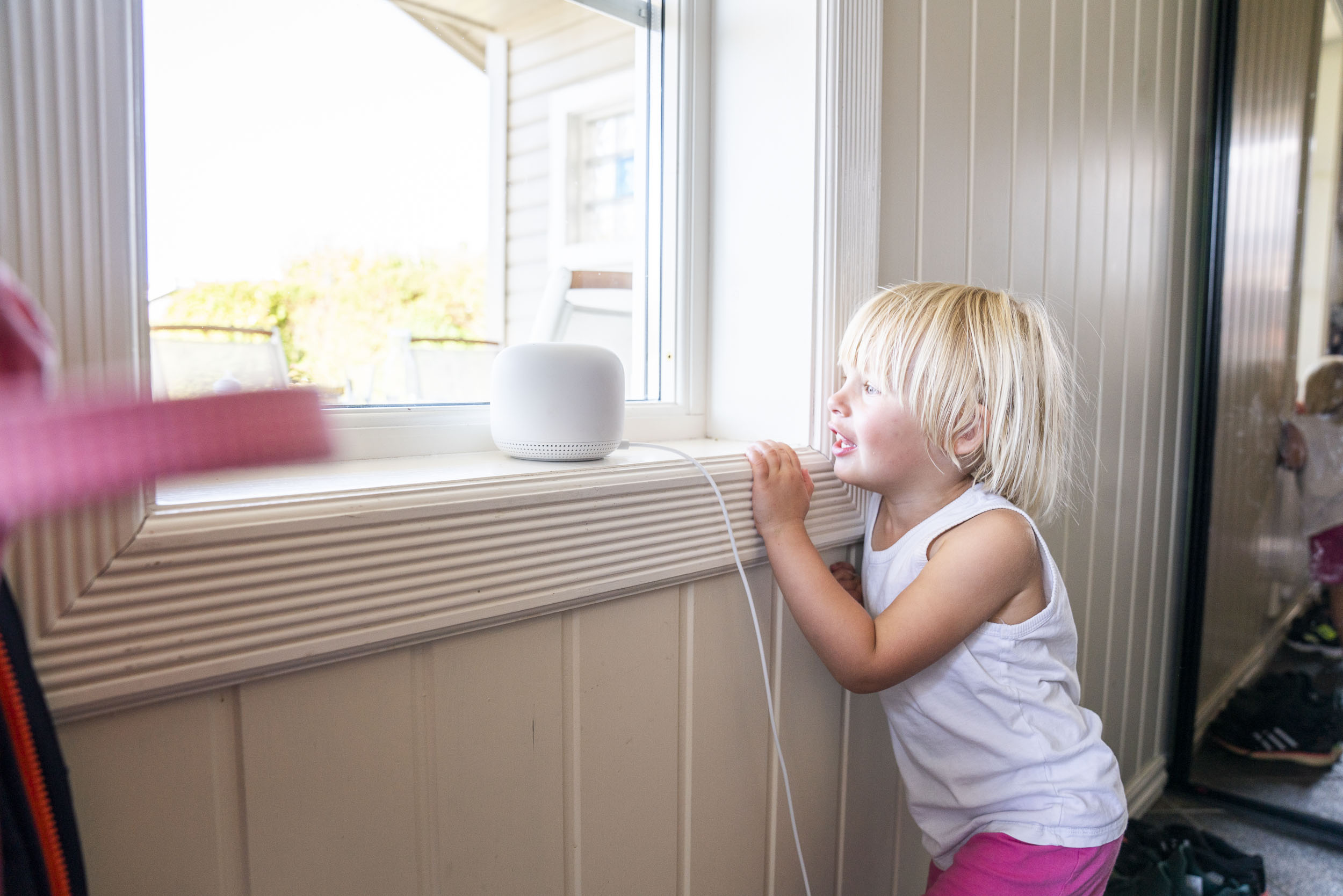Astrid er veldig fascinert av Google Nest Wifi-boksene som har kommet på plass i huset.