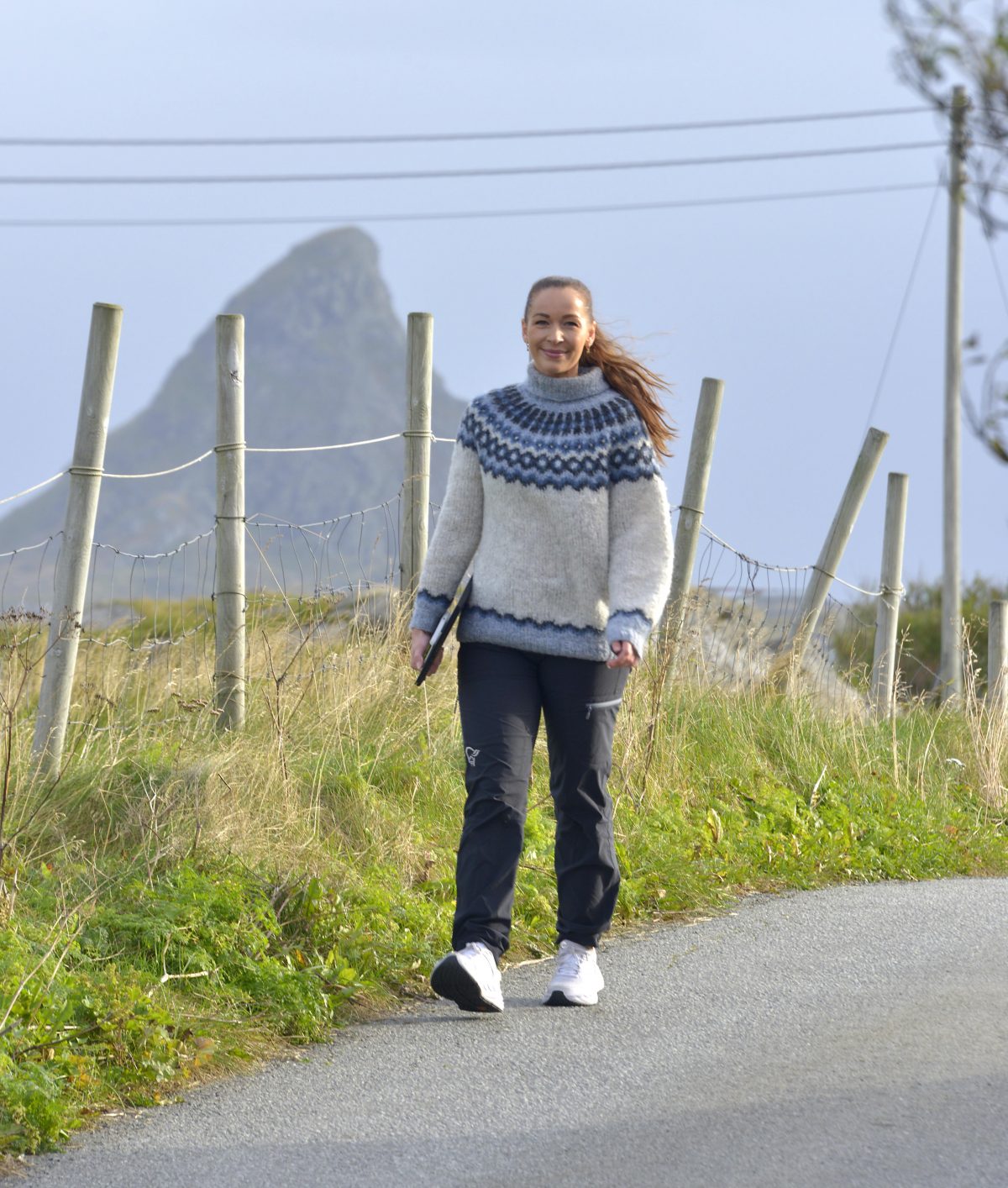 Marte Pedersen på fjernkontoret på Røst rådhus, Lofotkraft Bredbånd, Foto: Tore Berntsen