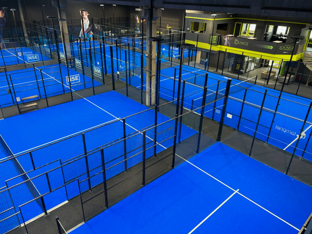 Padelbanene på Forus holder høy standard, og spillerne har tilgang til lounge-fasiliteter mellom øktene. (Foto: Martin Ydstebø)