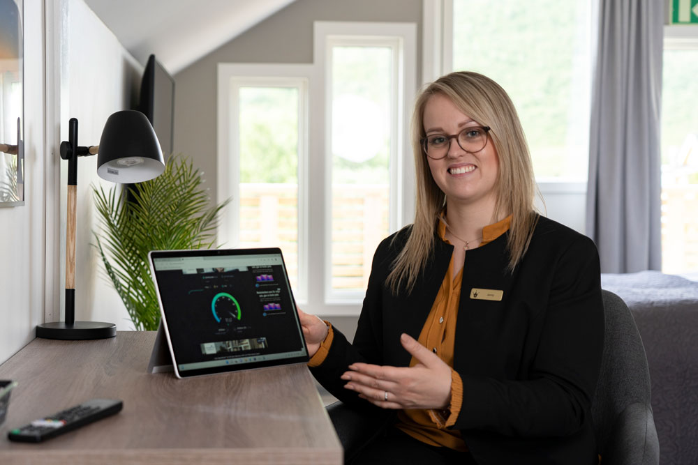 Hotellsjef Jenny Fagereng har topp dekning på alle rom med Altibox Bedrift Premium. (Foto: Deadline Media)