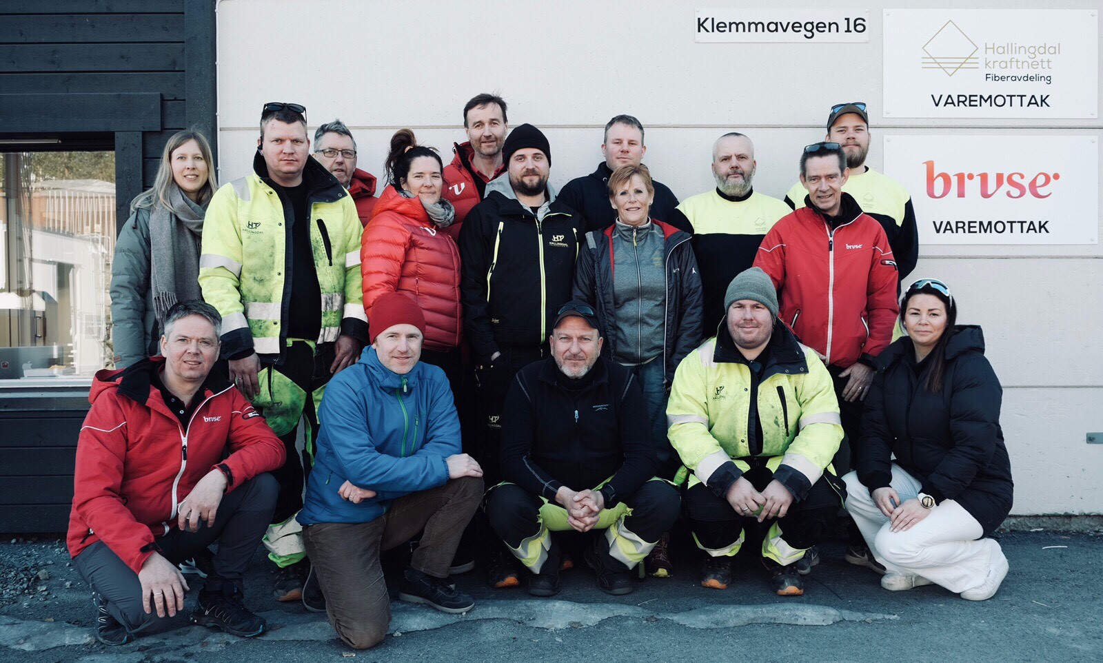 Bruse-teamet har en unik posisjon i lokalmarkedet. Steinar Medhus er nr. 3 bak fra venstre.