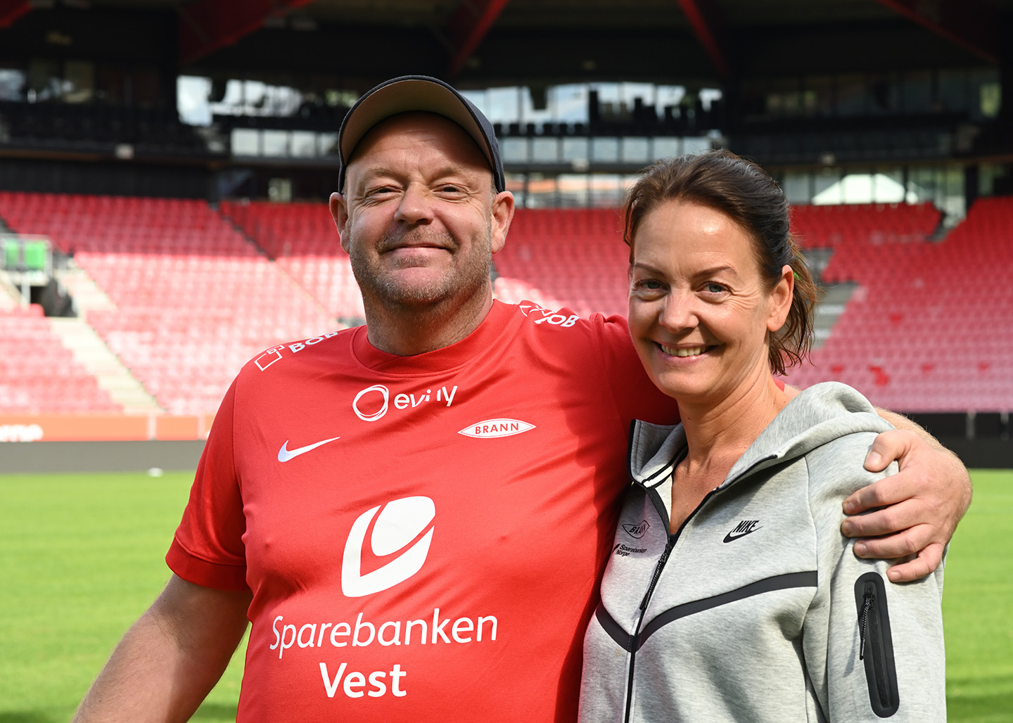 Frode står smilende på Brann Stadion.