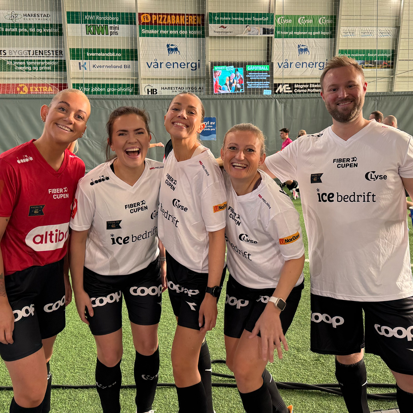 Deltagere på Fibercupen smiler til kamera.