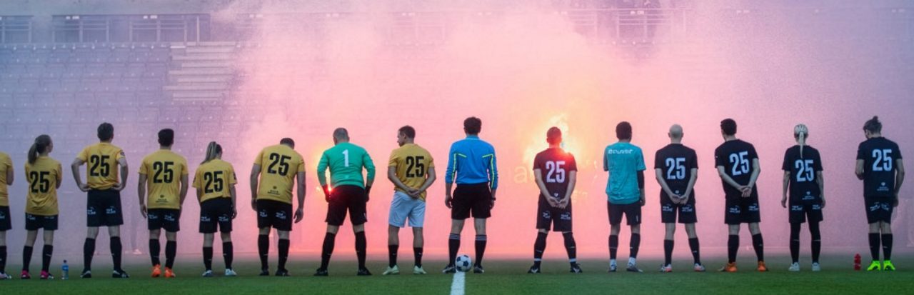 Fotballspillere stilt opp på en rekke før kamp