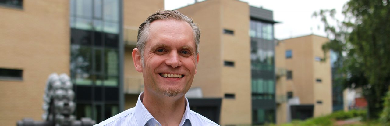 Mann som står ute foran Lyse sine kontorlokaler