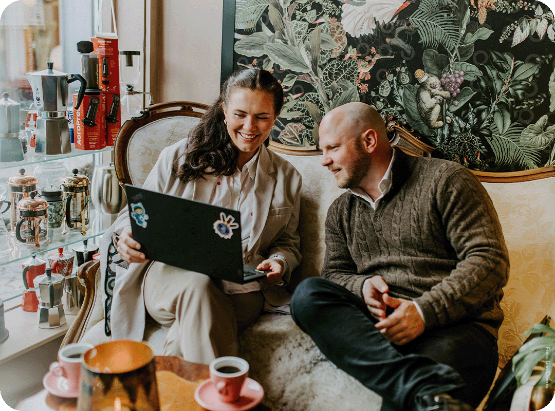 Kollegaer ser på PC på en kafe