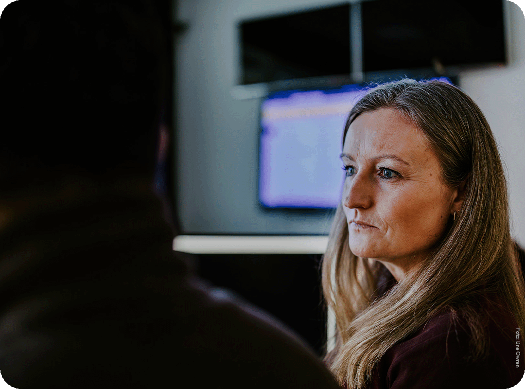 Kvinne ser avlorlig på en PC-skjerm