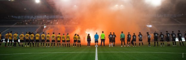 Finalen under Fibercupen og spillerene står oppstilt før kamp.