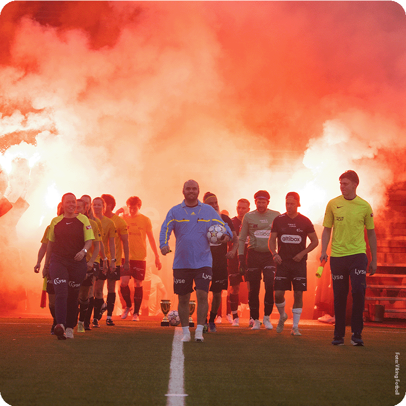 Spillere og dommere på vei ut på banen under finalen.