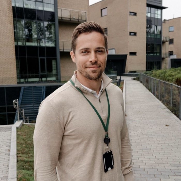 Marius Rygg Ekeland er produktsjef for sikkerhet for Altibox. Han følger utviklingen av digitale trusler tett. Foto: Altibox